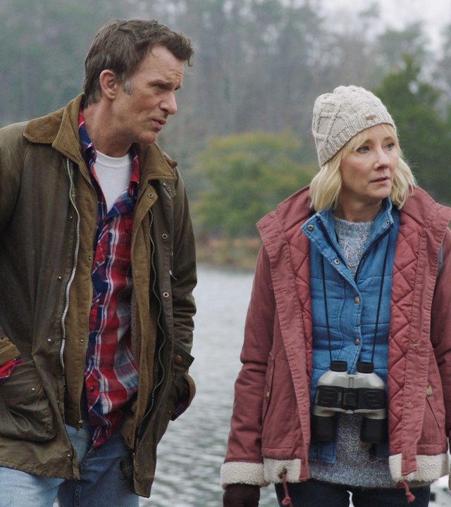 "Vanished - Tage der Angst": Paul (Thomas Jane) und seine Frau Wendy (Anne Heche) stehen an einem See.