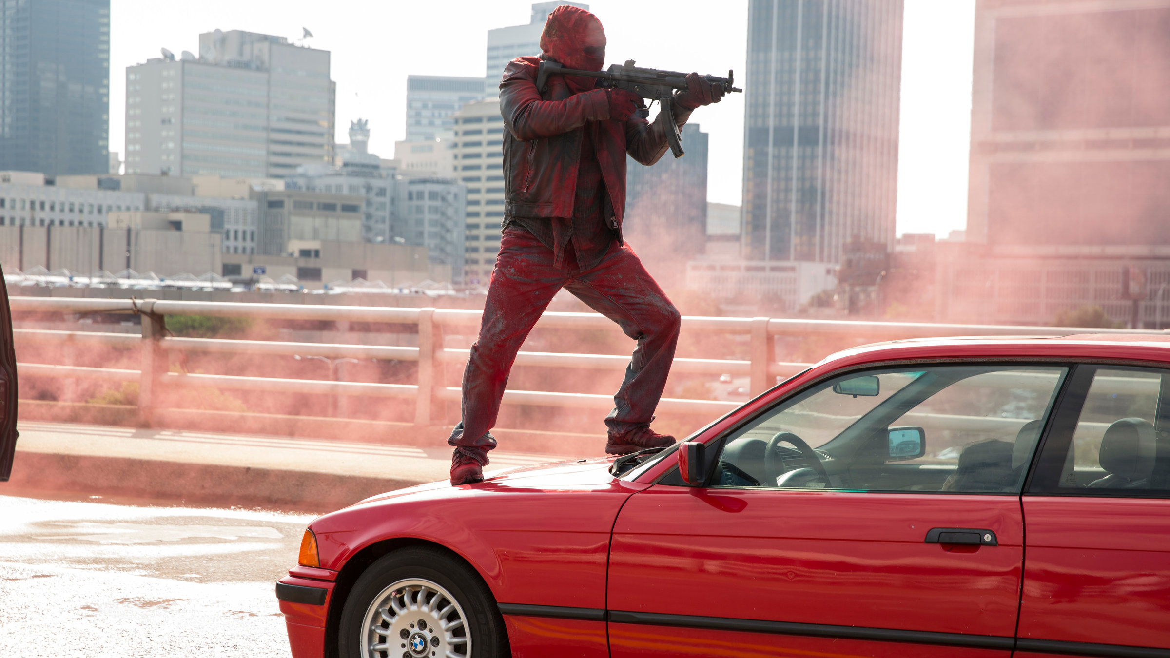 "Code 999": Franco Rodriguez (Clifton Collins Jr.) steht maskiert und mit roter Farbe beschmiert auf einem Auto. In den Händen hält er dabei eine Waffe.