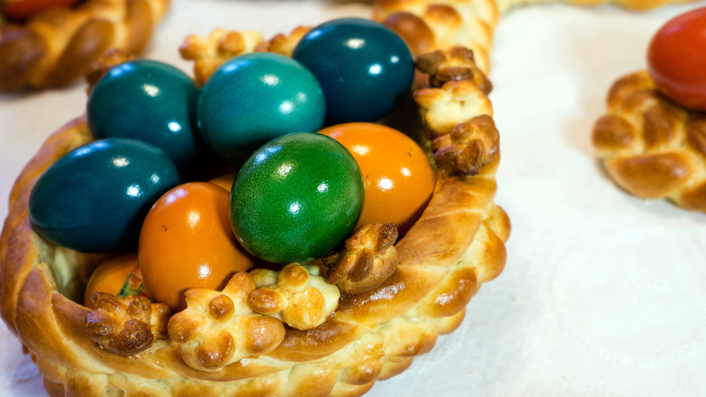 "Pinzen, Fladen, süße Zöpfe - Osterzauber in Europa": Osterkörbchen aus Germteig.
