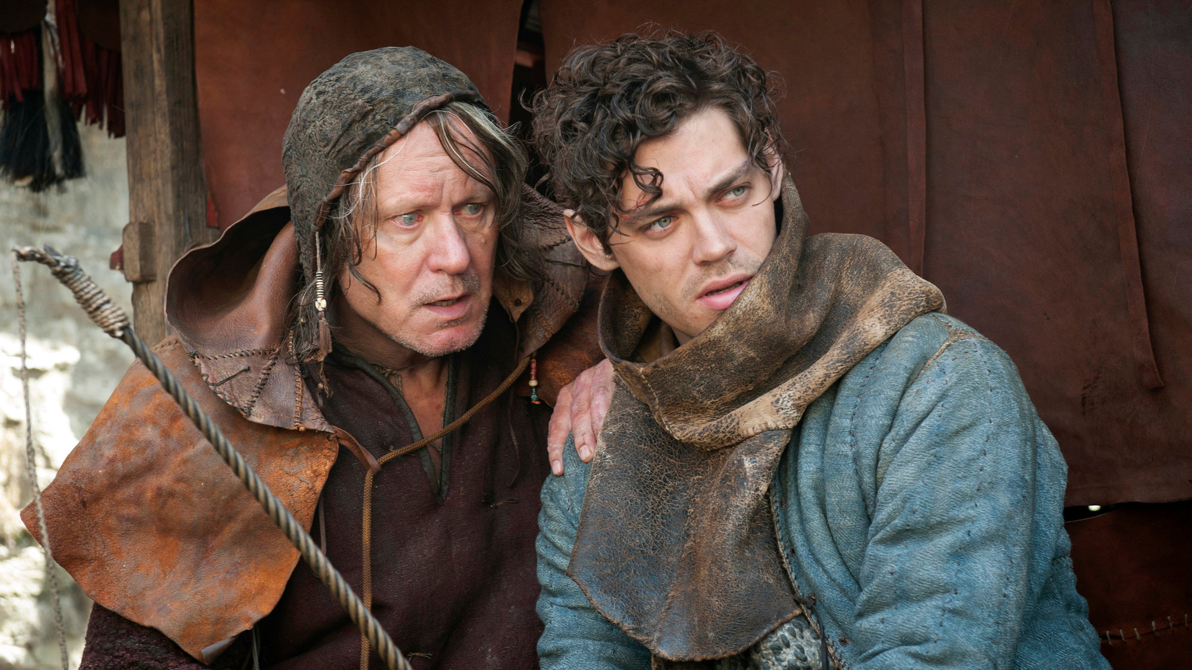 "Der Medicus" - Rob (Tom Payne, re.) bemerkt, dass sein väterlicher Freund, der Bader (Stellan Skarsgård), allmählich sein Augenlicht verliert.