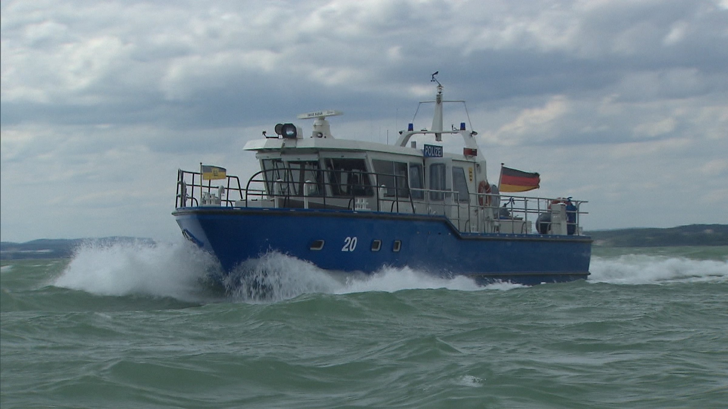 "ZDF.reportage:  Sturmwarnung am Bodensee": Polizeiboot auf dem Bodensee.
