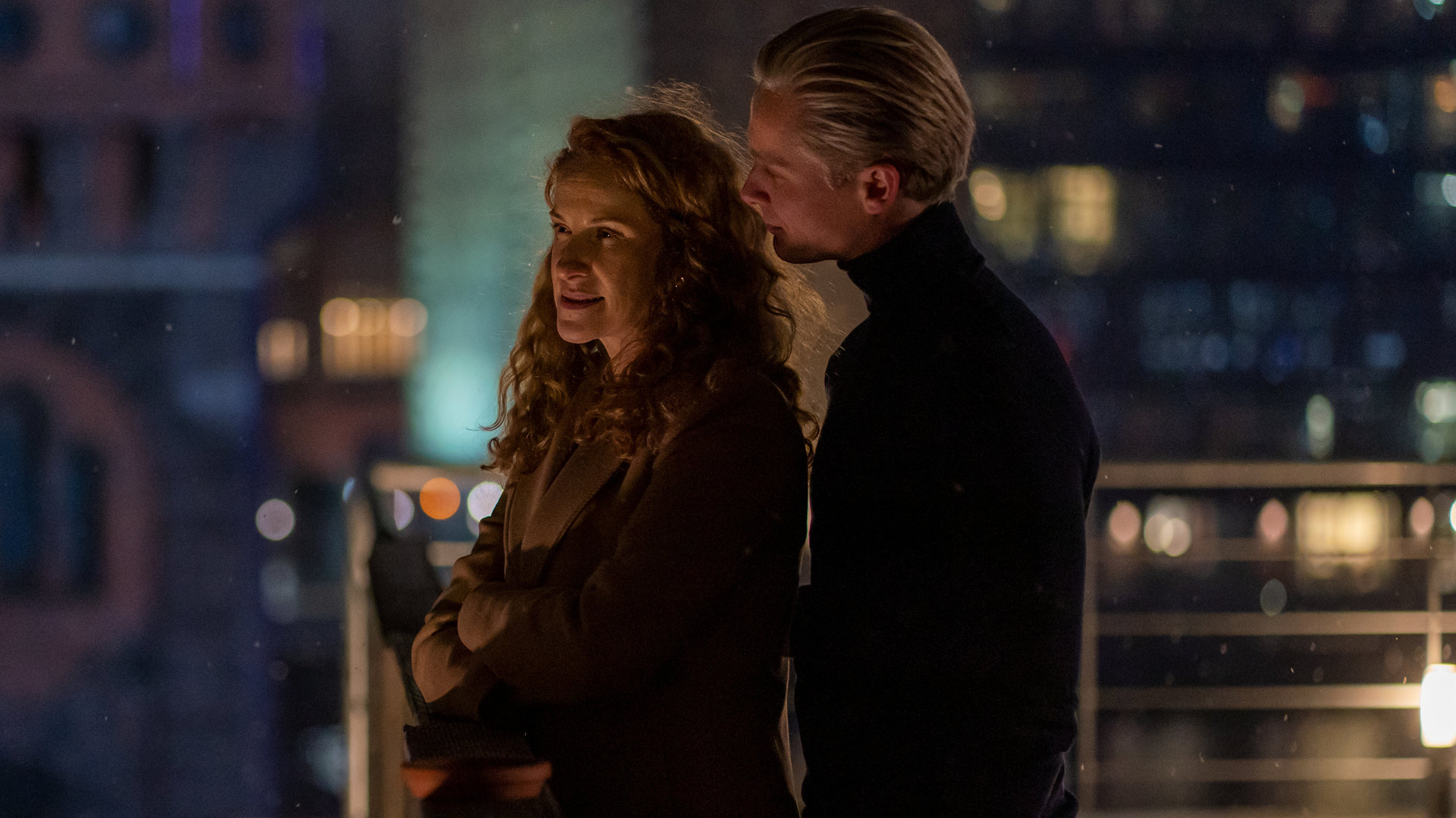 "Letzte Spur Berlin - Nur eine Sekunde": Nachts auf einer Dachterrasse. Julia Melzer (Chiara Schoras) und ihr Kollege Tristan Siebert (Roman Schomburg) stehen hintereinander an einer Balustrade.