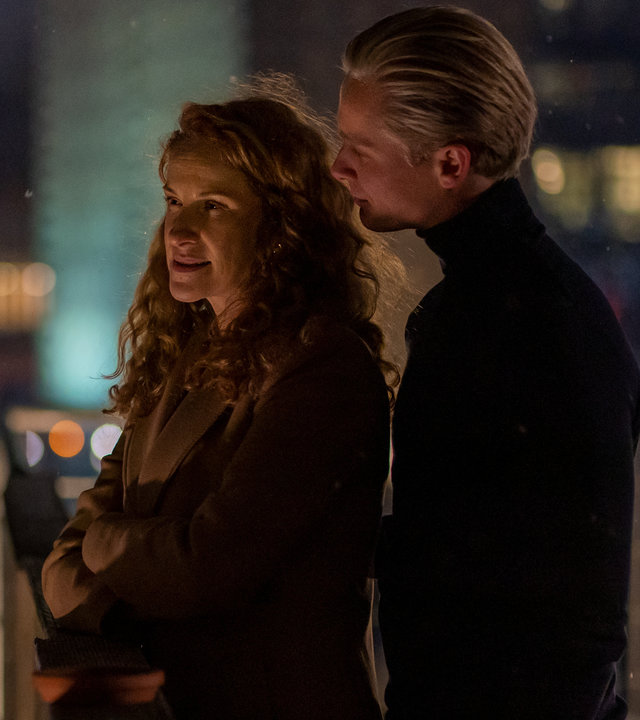 "Letzte Spur Berlin - Nur eine Sekunde": Nachts auf einer Dachterrasse. Julia Melzer (Chiara Schoras) und ihr Kollege Tristan Siebert (Roman Schomburg) stehen hintereinander an einer Balustrade.
