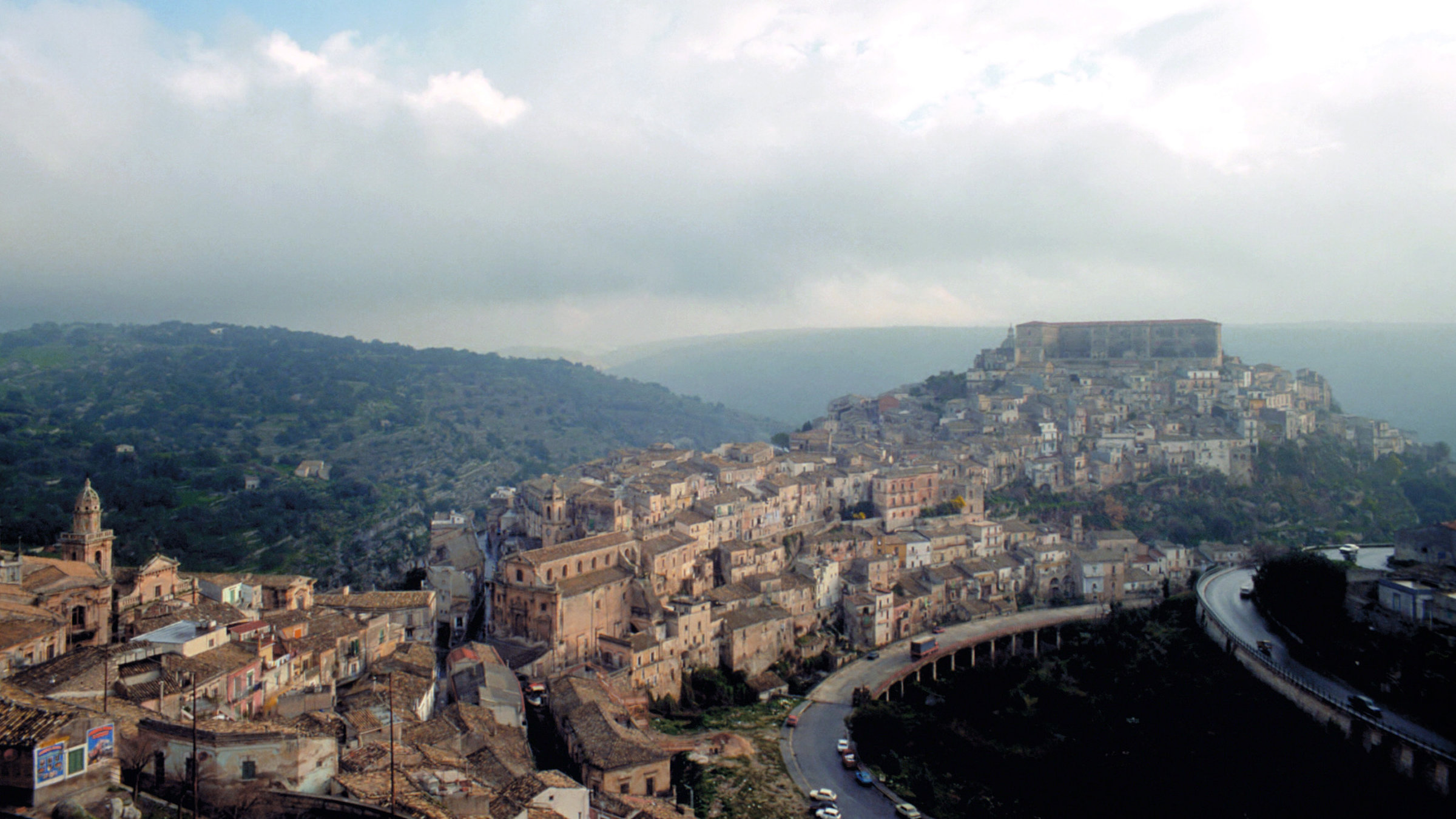 "Cannoli, Couscous und Pistazien: Genussvoll reisen durch Sizilien" - Blick auf Ragusa.