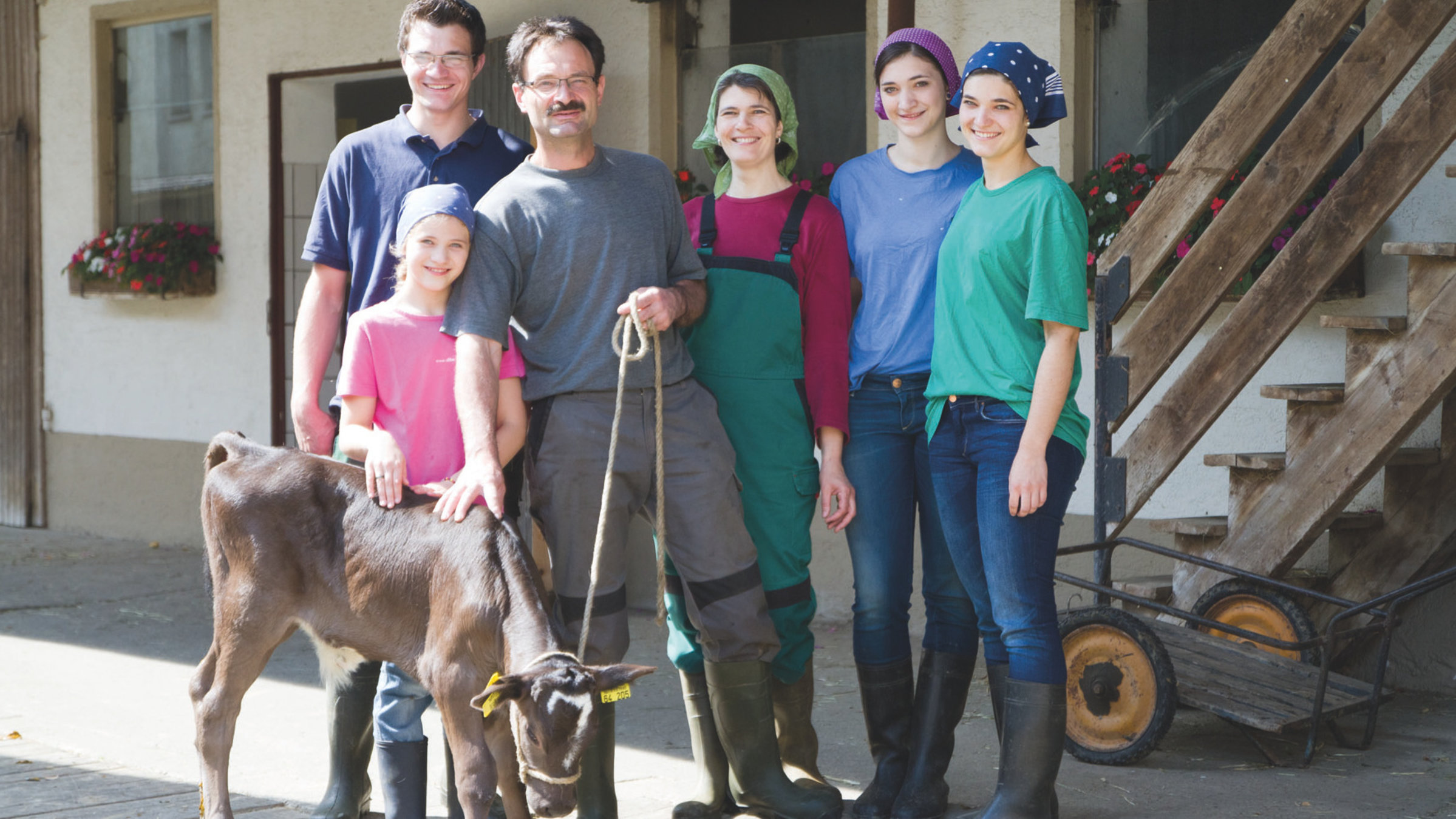 "Zu Tisch ... auf der Schwäbischen Alb": Andreas, Rebecca, Franz, Ingrid, Annelen und Judith Häußler auf ihrem Hof in Schwörzkirch.