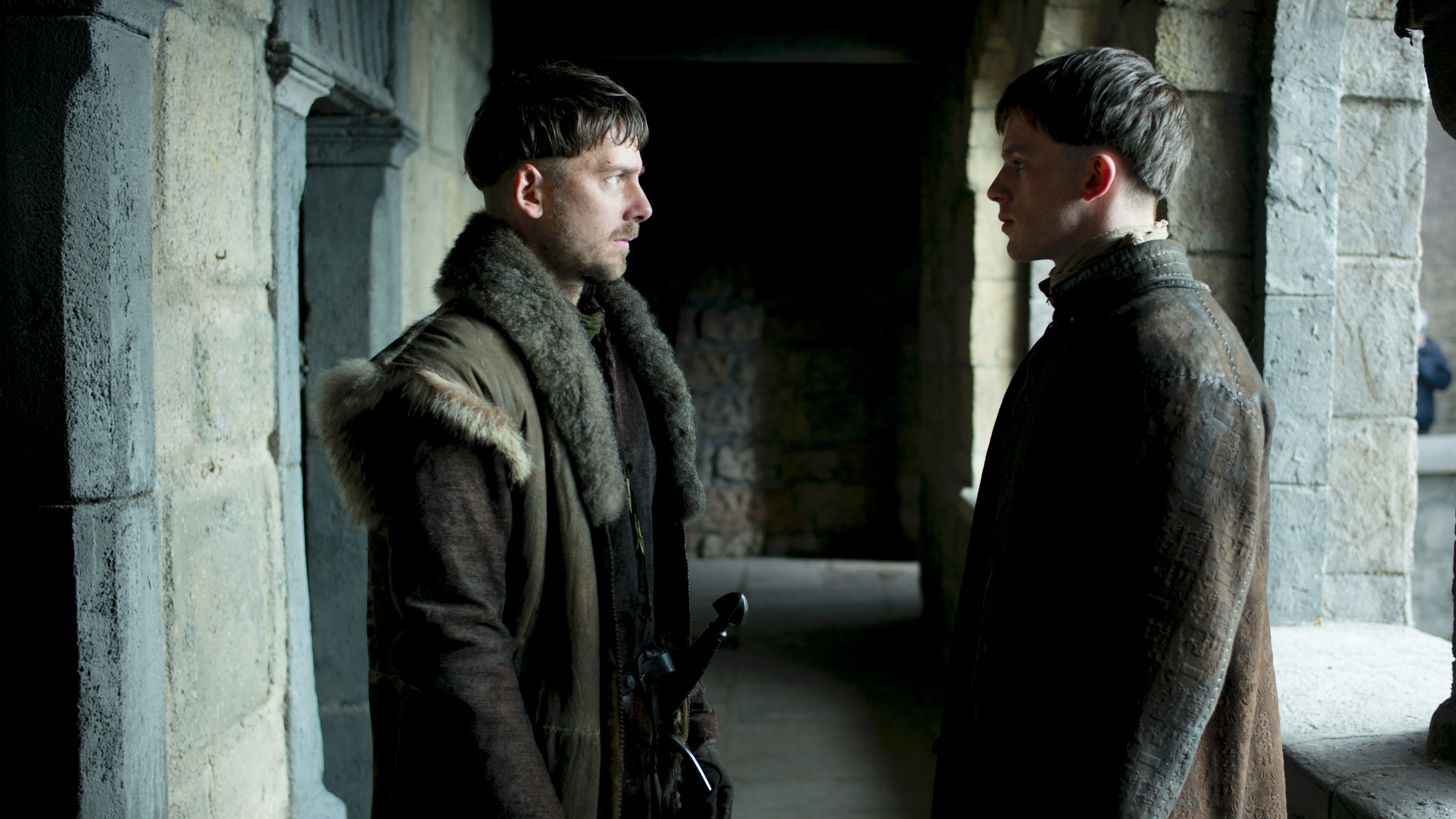 "Maximilian - Das Spiel von Macht und Liebe (1)": Wolf von Polheim (Stefan Pohl) und Maximilian (Jannis Niewöhner) stehen sich in einem Gang gegenüber und reden miteinander. Polheim hat ein Schwert in der Scheide.