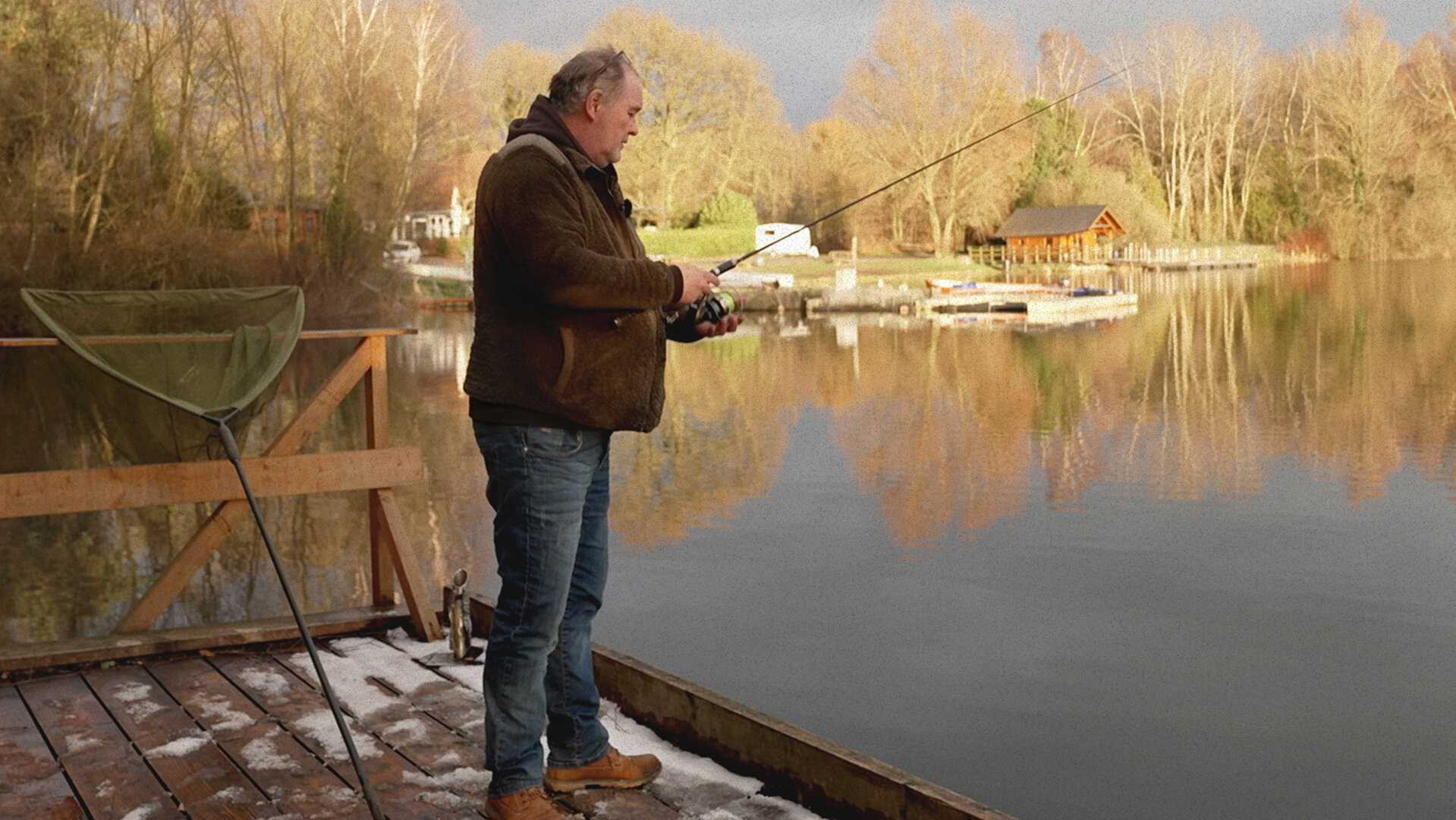 "Waldis Welt": Waldi steht auf einem Holzsteg an einem See und angelt.