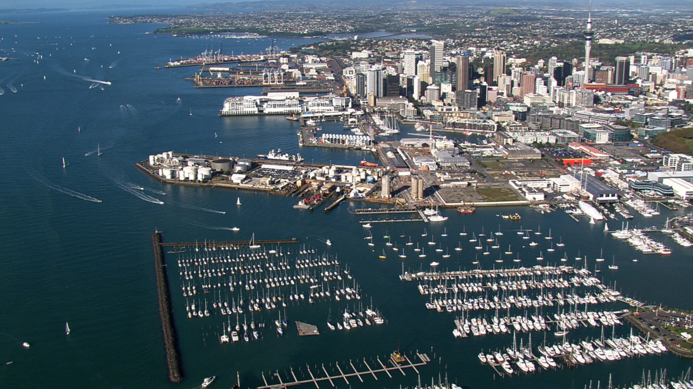 "Neuseeland von oben: Ein Paradies auf Erden - Mammutbäume und Inselarchipel": Auckland wird oft als "City of Sails", Stadt der Segel bezeichnet: kein Wunder, denn Westhaven Marina ist mit 1400 Bootstellplätzen der größte Jachthafen der Südhalbkugel.