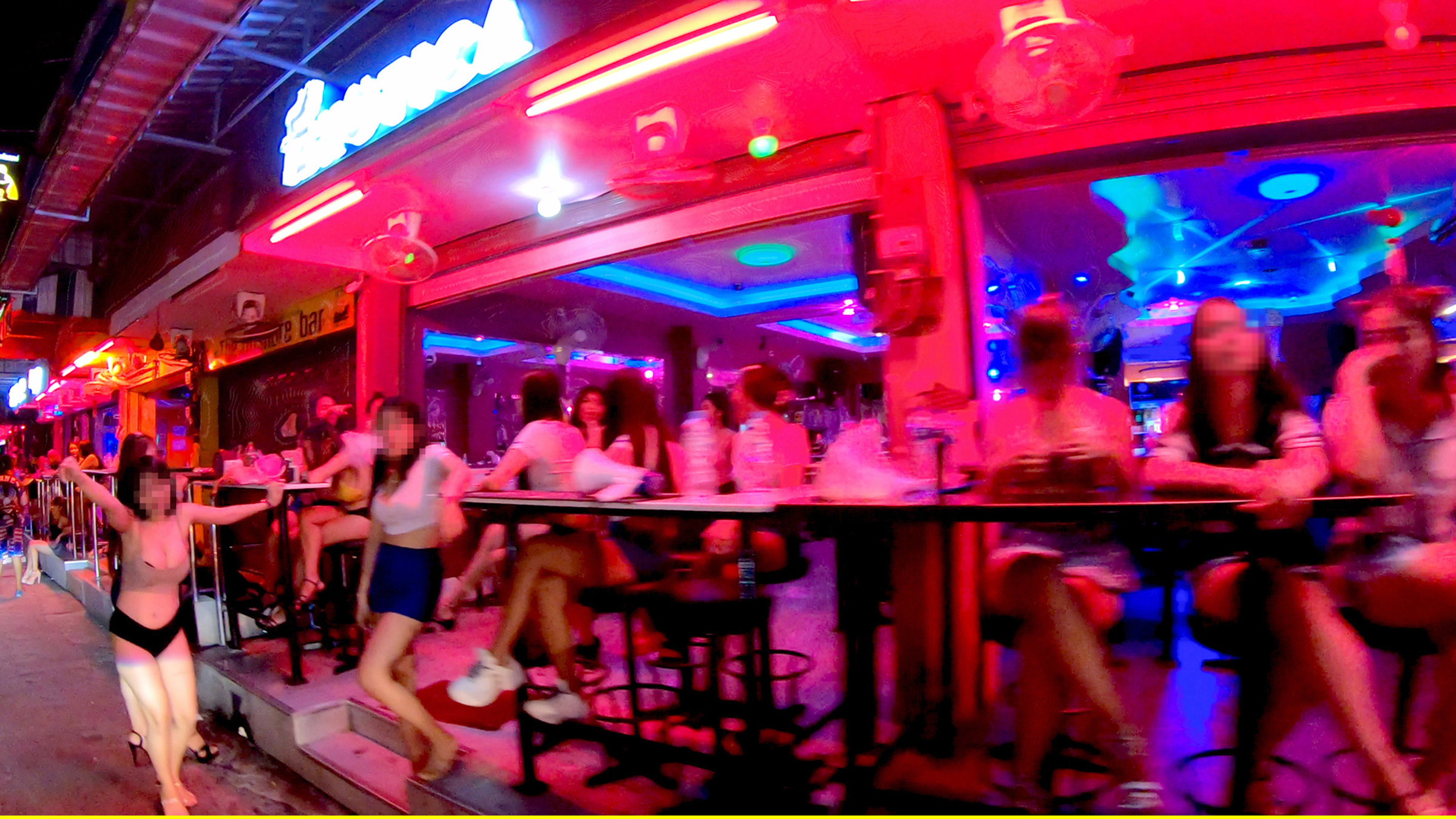 "Die Rückkehr der Sextouristen": Mehrere Menschen sitzen in einer Bar im thailändischen Pattaya.