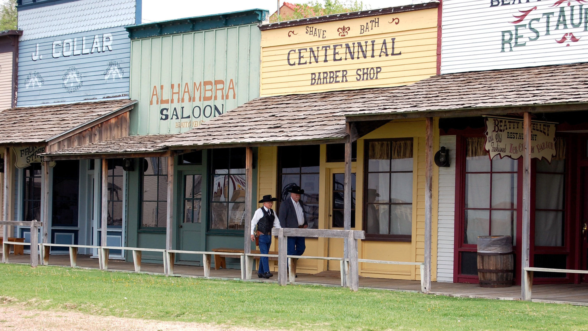 "Die USA in einem Zug: Vom Wilden Westen nach Hollywood": Das war der "Wilde Westen" - historische Häuserzeile in Dodge City.