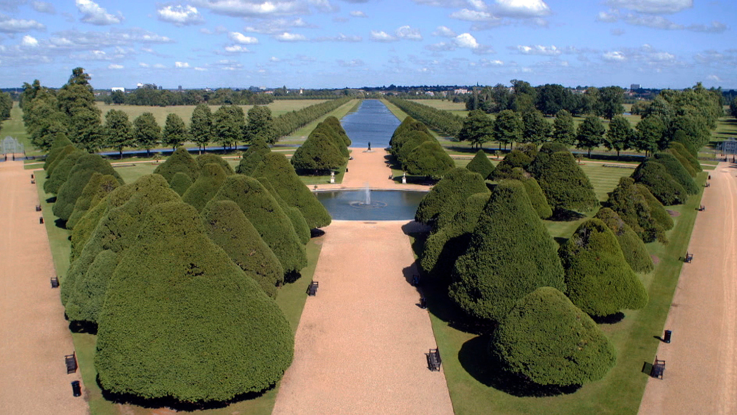 "Königliche Gärten - Hampton Court - Von Geistern und Rosen": Die Eiben vor dem Longwater im Hampton Court Palace Park.