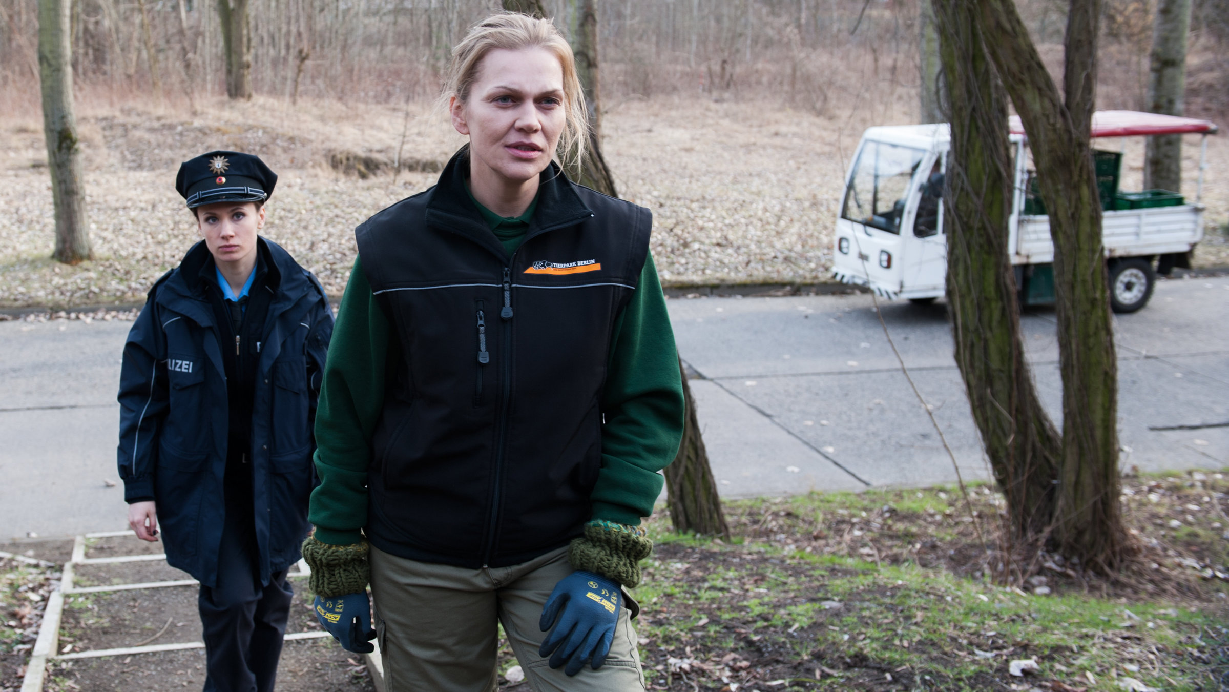 "Das Dorf der Mörder": Die Polizistin Sanela Beara (Alina Levshin) geht mit der Tierparkangestellten Charlie Rubin (Anna Loos) im Tierpark eine Waldtreppe hoch.