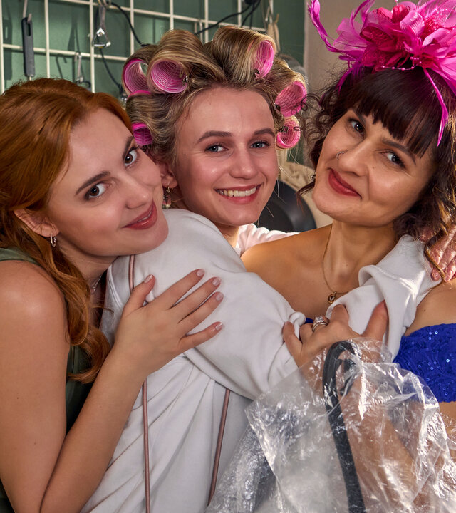 "Ich dich auch! - Die Lücke!": Caro (Meriel Hinsching), Svenja (Leonie Wesselow) und Jackie (Nagmeh Alaei) umarmen sich und schauen dabei sehr glücklich aus. Svenja trägt Lockenwickler in den Haaren.