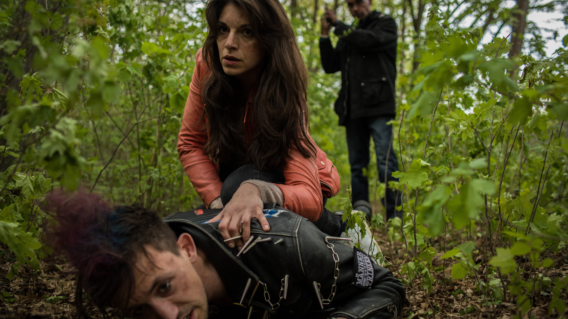 "SOKO München - Heiliger St. Martin": Im Wald hält Katharina Hahn (Bianca Hein), Alex Unger (Simon Werdelis) fest. Er liegt auf dem Boden, und sie kniet auf ihm. Im Hintergrund steht Franz Ainfachnur (Christofer v. Beau).