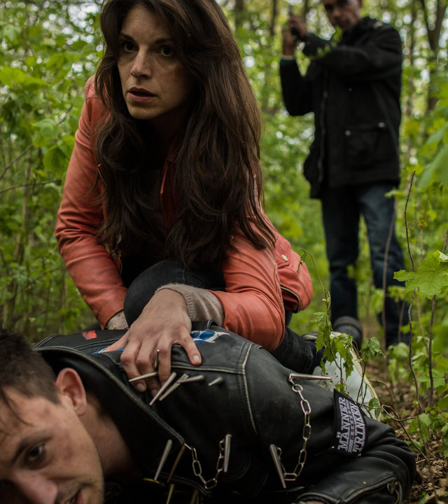 "SOKO München - Heiliger St. Martin": Im Wald hält Katharina Hahn (Bianca Hein), Alex Unger (Simon Werdelis) fest. Er liegt auf dem Boden, und sie kniet auf ihm. Im Hintergrund steht Franz Ainfachnur (Christofer v. Beau).