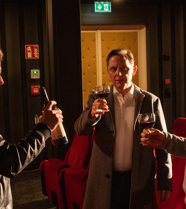 "SOKO Stuttgart - Jugendliebe": Tobias Gerster (Björn Bonn), Mike Ihle (Arndt Schwering-Sohnrey) und Flori Haber (Christian Erdt) stehen sich im Zuschauerraum eines Theaters gegenüber und prosten sich mit Bier und Wein zu. Die Blicke der Männer sind äußerst skeptisch.