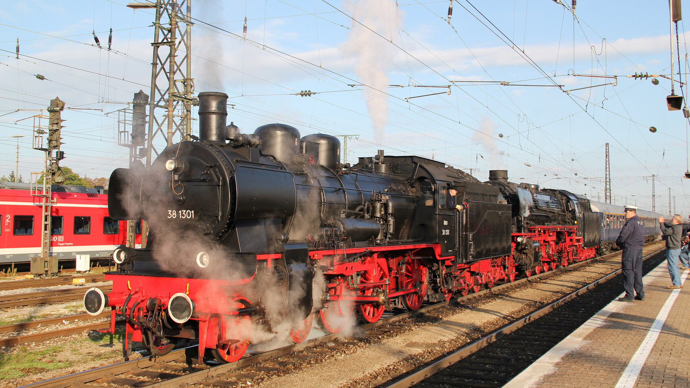 "Mit Volldampf durch Deutschland": Der Sonderzug steht mit den 2 Dampfloks 38 1301 und 41 018 in Nürnberg zur Abfahrt bereit.