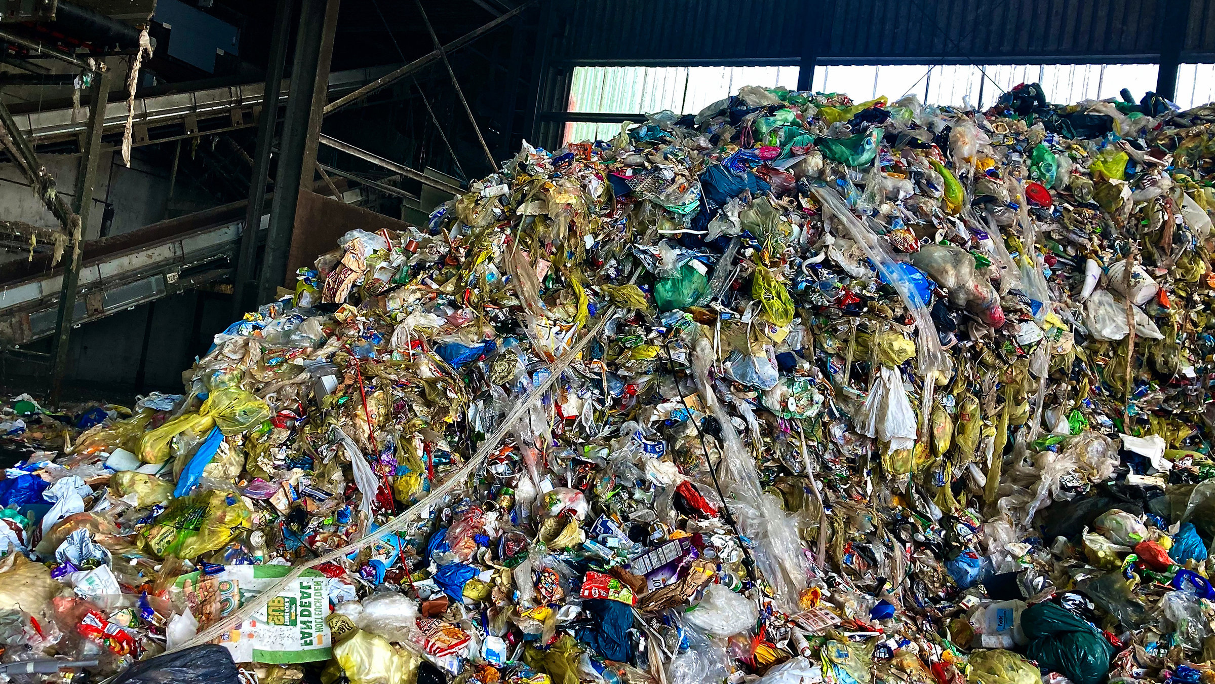 2Die Nordreportage: Aus der gelben Tonne ins Regal": 50 Millionen gelbe Säcke landen jährlich in dieser Sortieranlage. Das sind 100.000 Tonnen im Jahr.