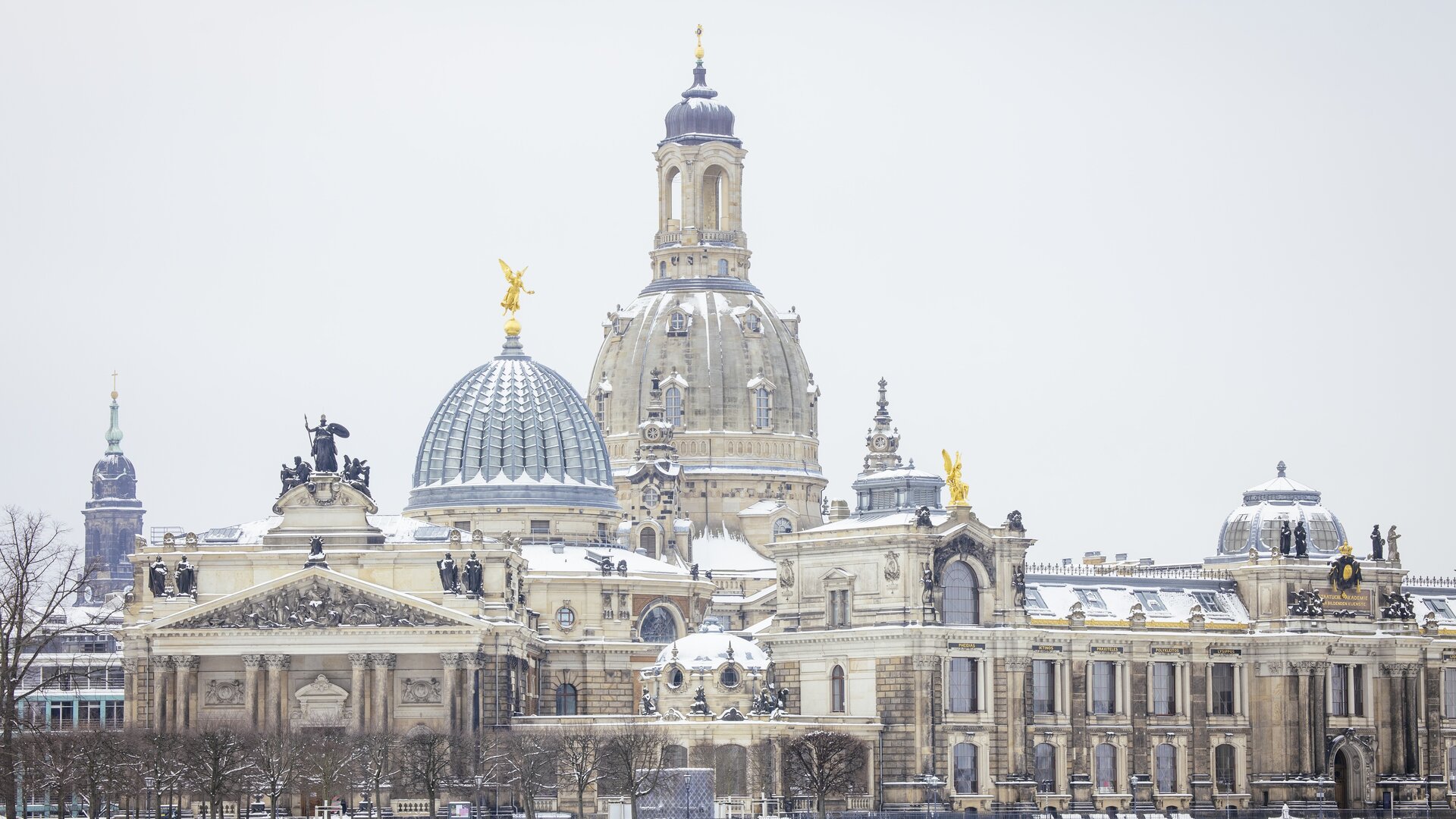 "Festlicher Neujahrsgottesdienst - Prüft alles und behaltet das Gute!": Die Frauenkirche steht im winterlichen Dresden.