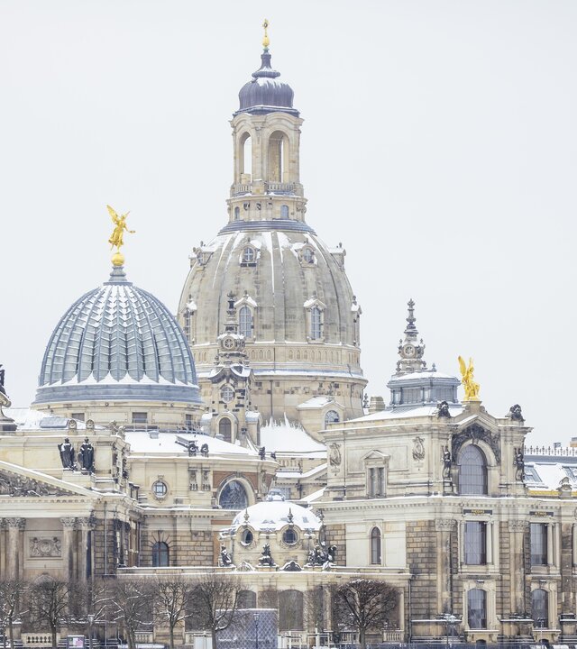 "Festlicher Neujahrsgottesdienst - Prüft alles und behaltet das Gute!": Die Frauenkirche steht im winterlichen Dresden.