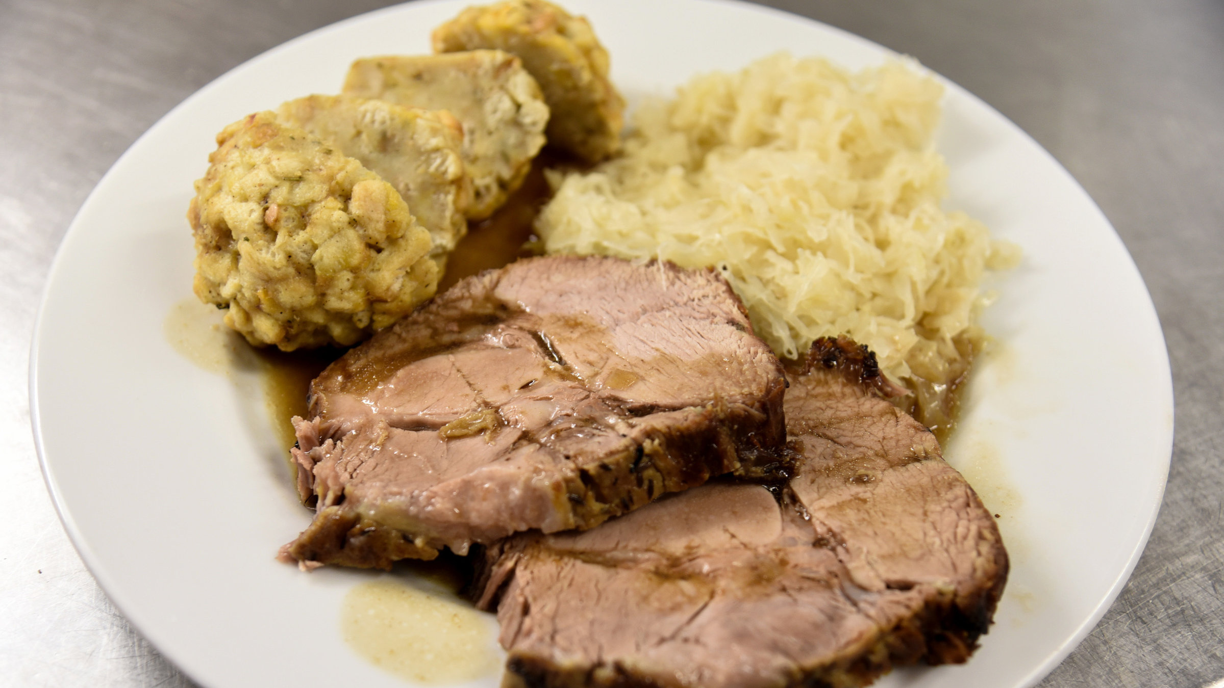 "Theatergeschichten und kulinarische Abenteuer – Hinter den Kulissen der Wiener Bühnen": Schweinsbraten aus der Kantine des Theaters in der Josefstad