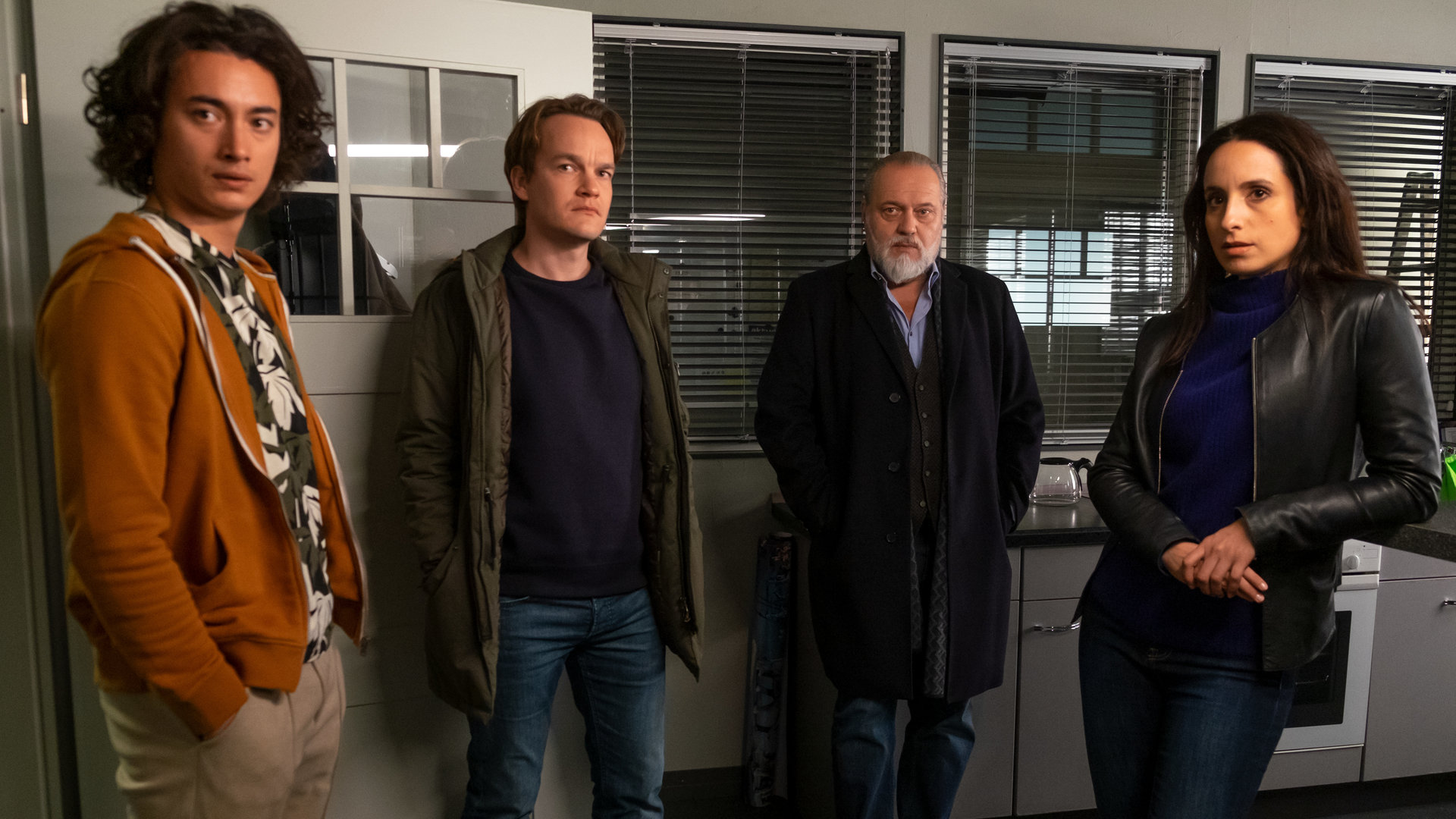 "Der Alte - Nicht Schuldig": Joshua Tuttlinger (Yan Balistoy), Tom Kupfer (Ludwig Blochberger), Richard Voss (Jan-Gregor Kremp) und Annabell Lorenz (Stephanie Stumph) stehen nebeneinander im Büro der Mordkommission und blicken in Richtung Kamera.