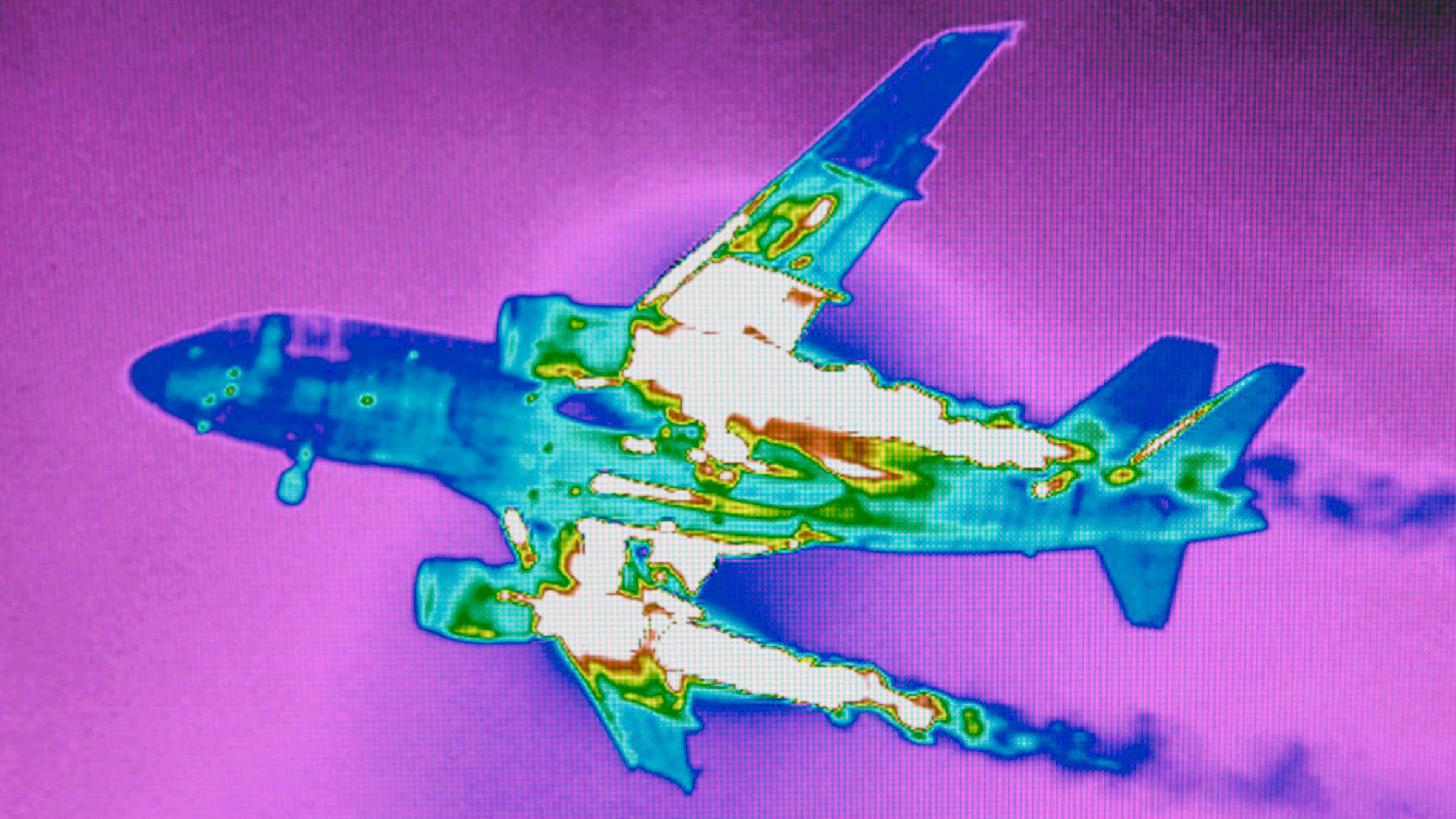 "Rabiat: Klima retten? Ohne mich!": Flugzeug gefilmt mit CO2-Kamera bei Anflug auf Berlin Tegel.