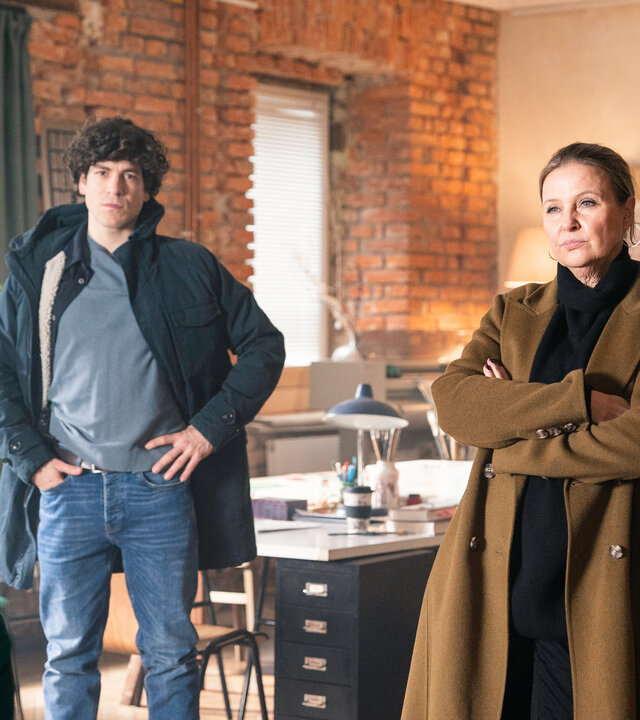 "Die Chefin - Mittel zum Zweck": In einem Büroraum: Korbinian Kirchner (Jonathan Hutter) hat die Hände in die Hüften gestemmt. Vera Lanz (Katharina Böhm) hat die Arme vor der Brust verschränkt und lehnt gegen eine Säule im Raum. Ihnen gegenüber steht Sophie Albrecht (Annina Hellenthal). Sie weicht dem Blick der Ermittler aus. Im Hintergrund stehen Schreibtische vor einer Wand aus Backstein. An einer weiteren Wand hängen Pinnwände mit ausgedruckten Notizblättern und Sticky Notes.