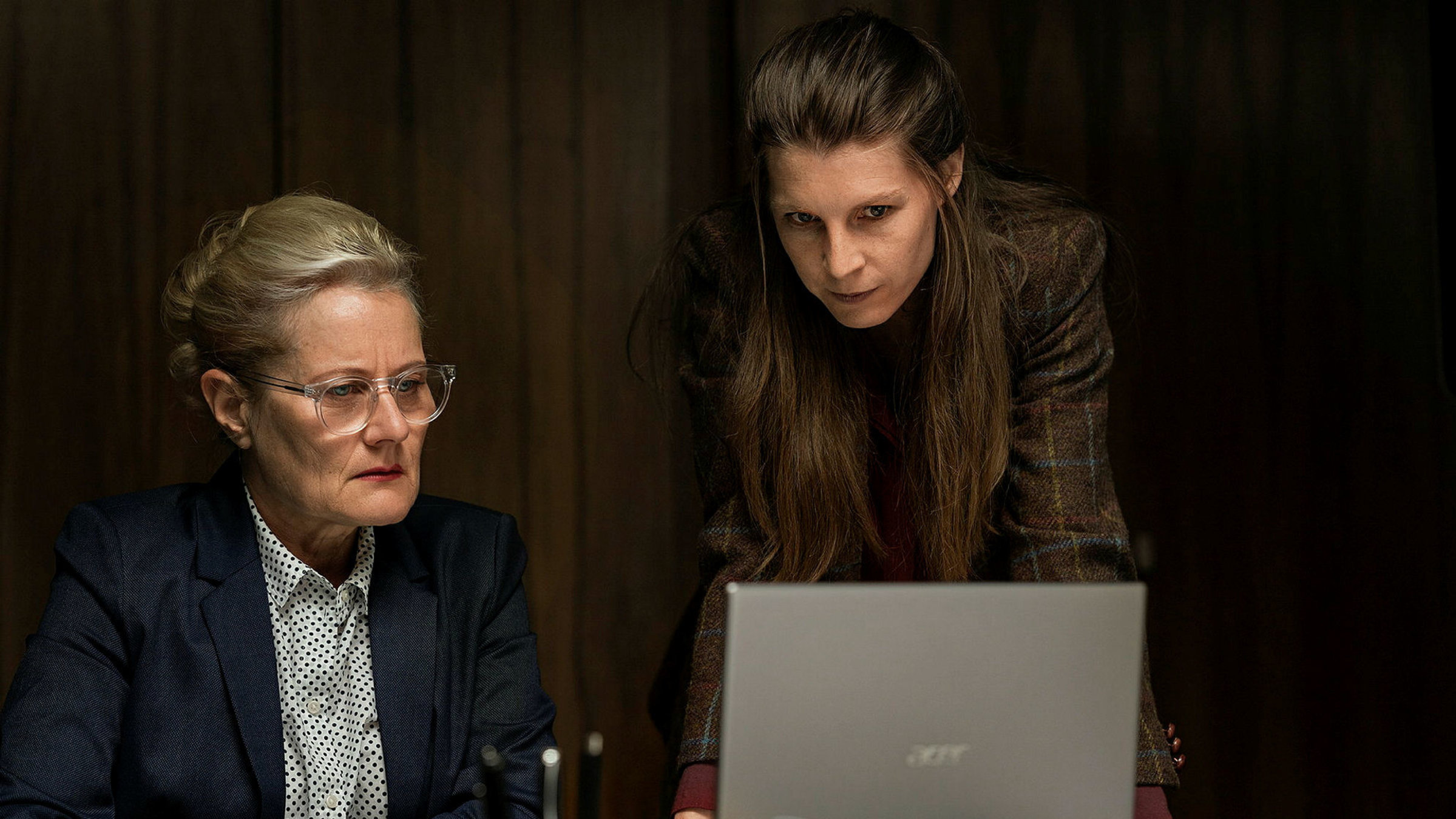 "Wilder III - Jesch": Lena Lessing (Carla Henze) und Anna Schinz (Jenny Langenegger) schauen auf einen Bildschirm.