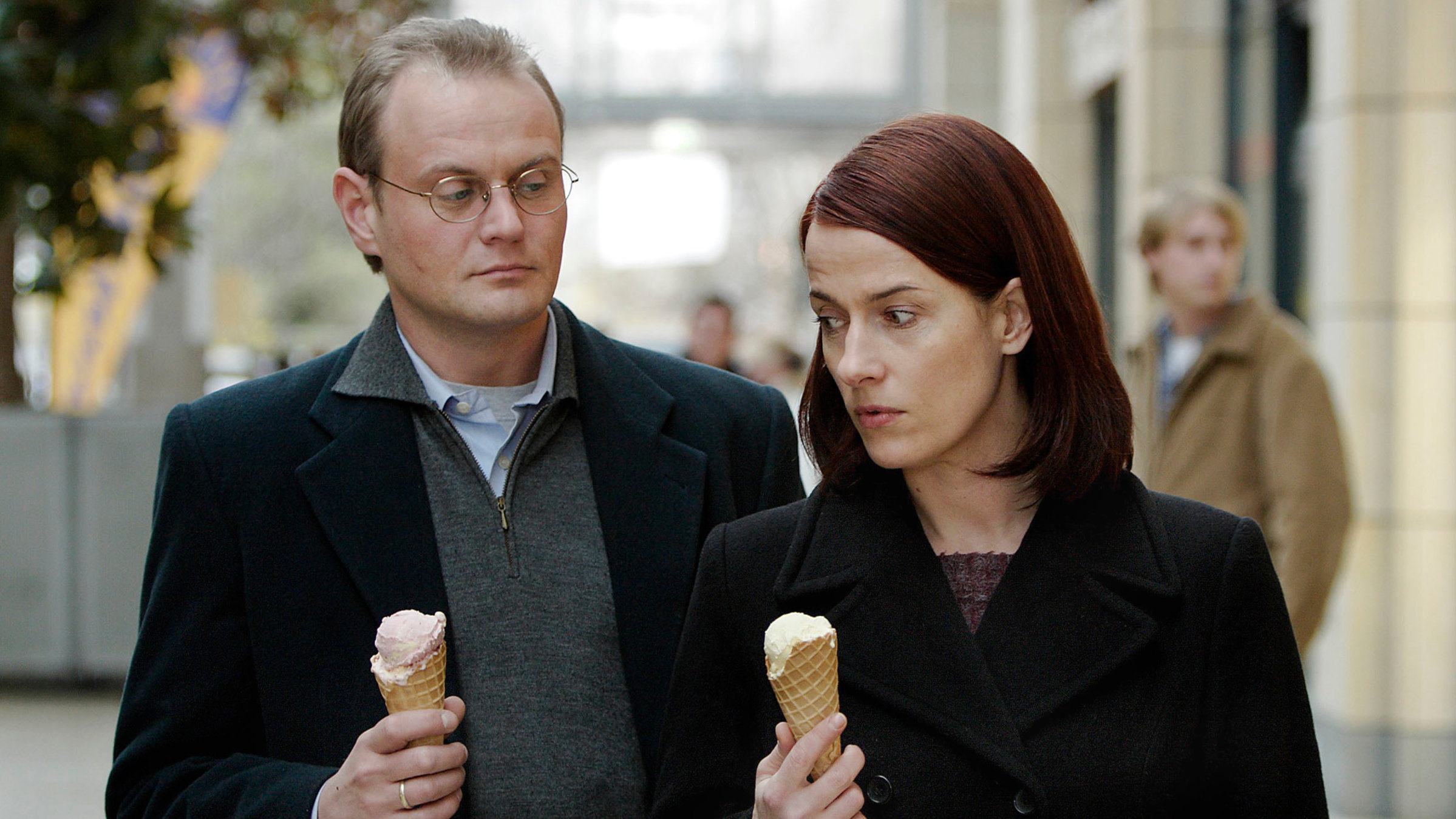 "12 heißt: Ich liebe dich": Bettina (Claudia Michelsen) und Jan (Devid Striesow) beim Spaziergang