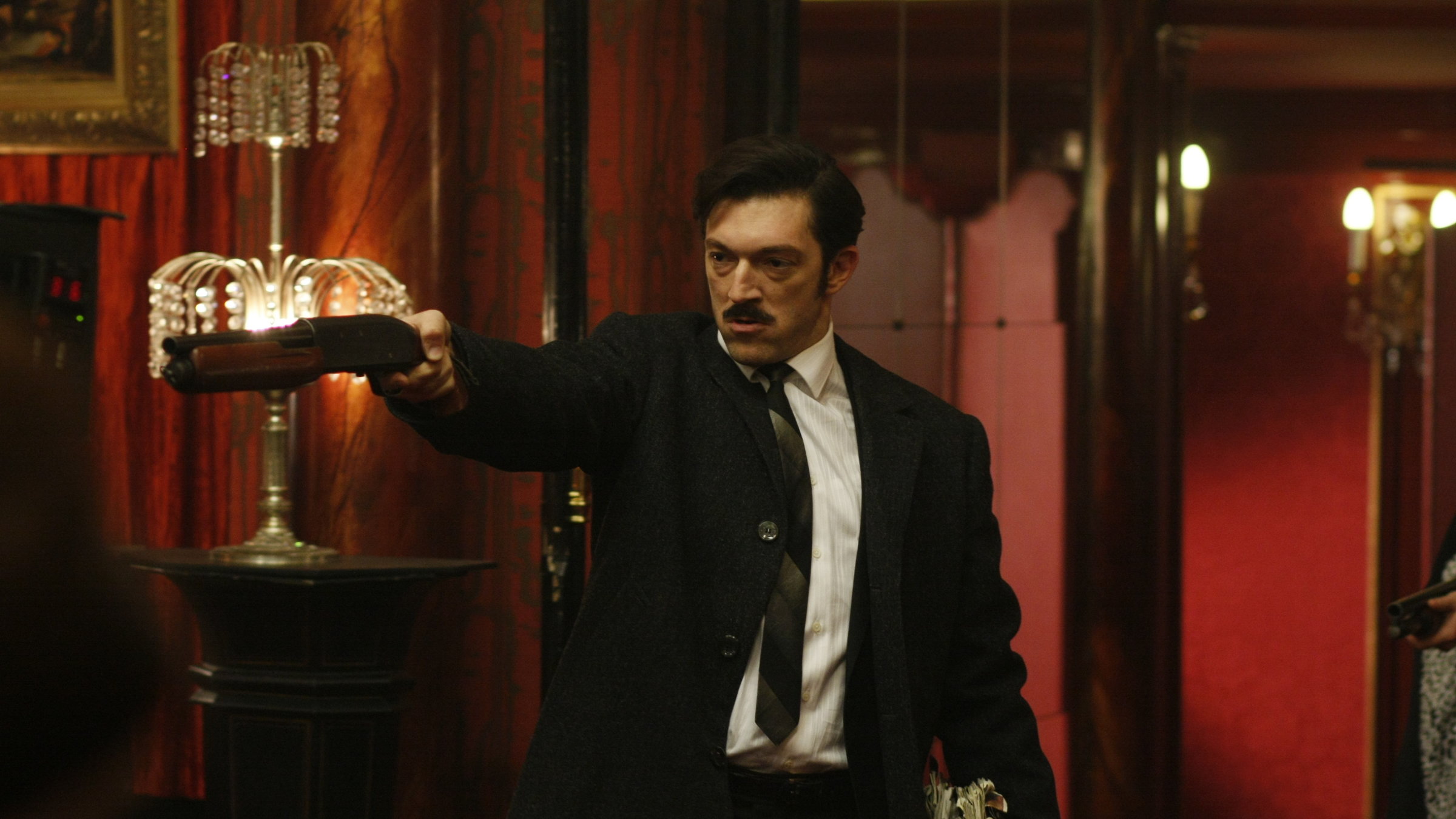 "Public Enemy No. 1 - Mordinstinkt": Jacques Mesrine (Vincent Cassel) bei einem Überfall.