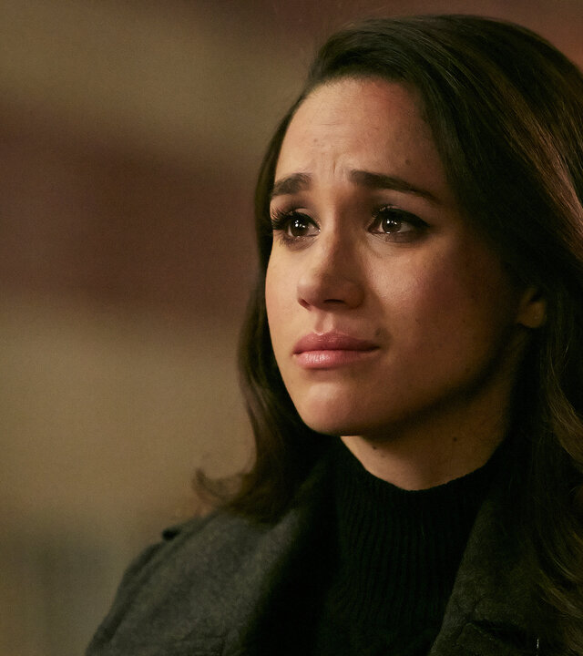"Suits - Chaostage": Porträtaufnahme: Rachel (Meghan Markle) schaut verzweifelt zur Seite und ist dunkel gekleidet.