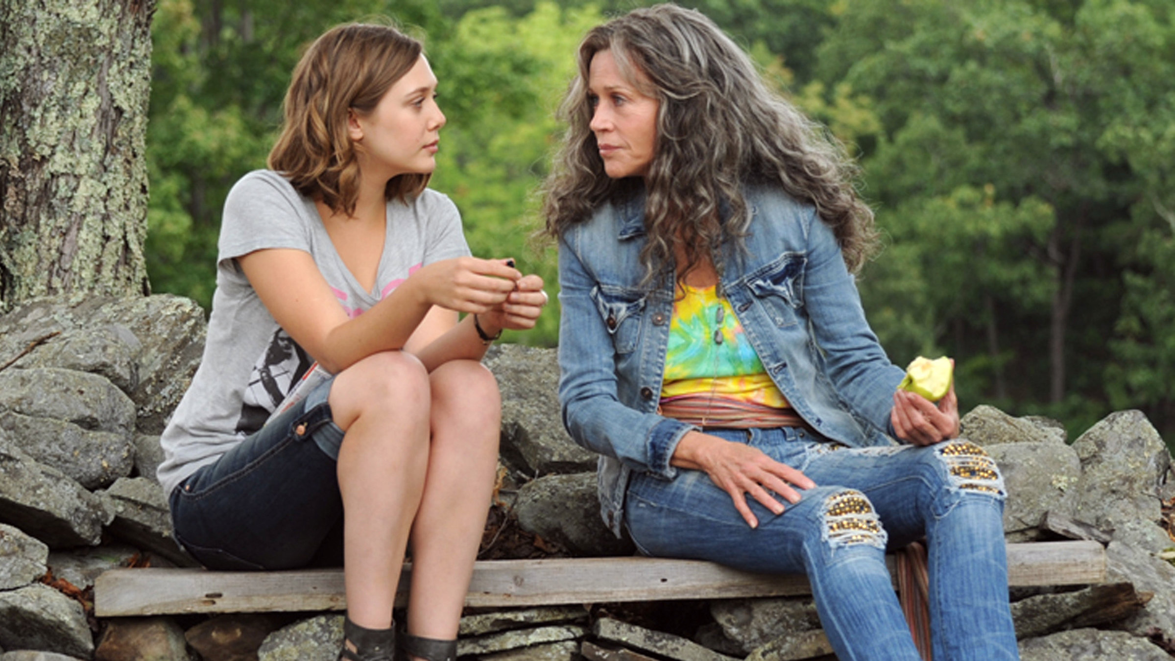 "Peace, Love & Misunderstanding": Grace (Jane Fonda) und Zoe (Elizabeth Olsen, li.) führen ein Gespräch unter Frauen.