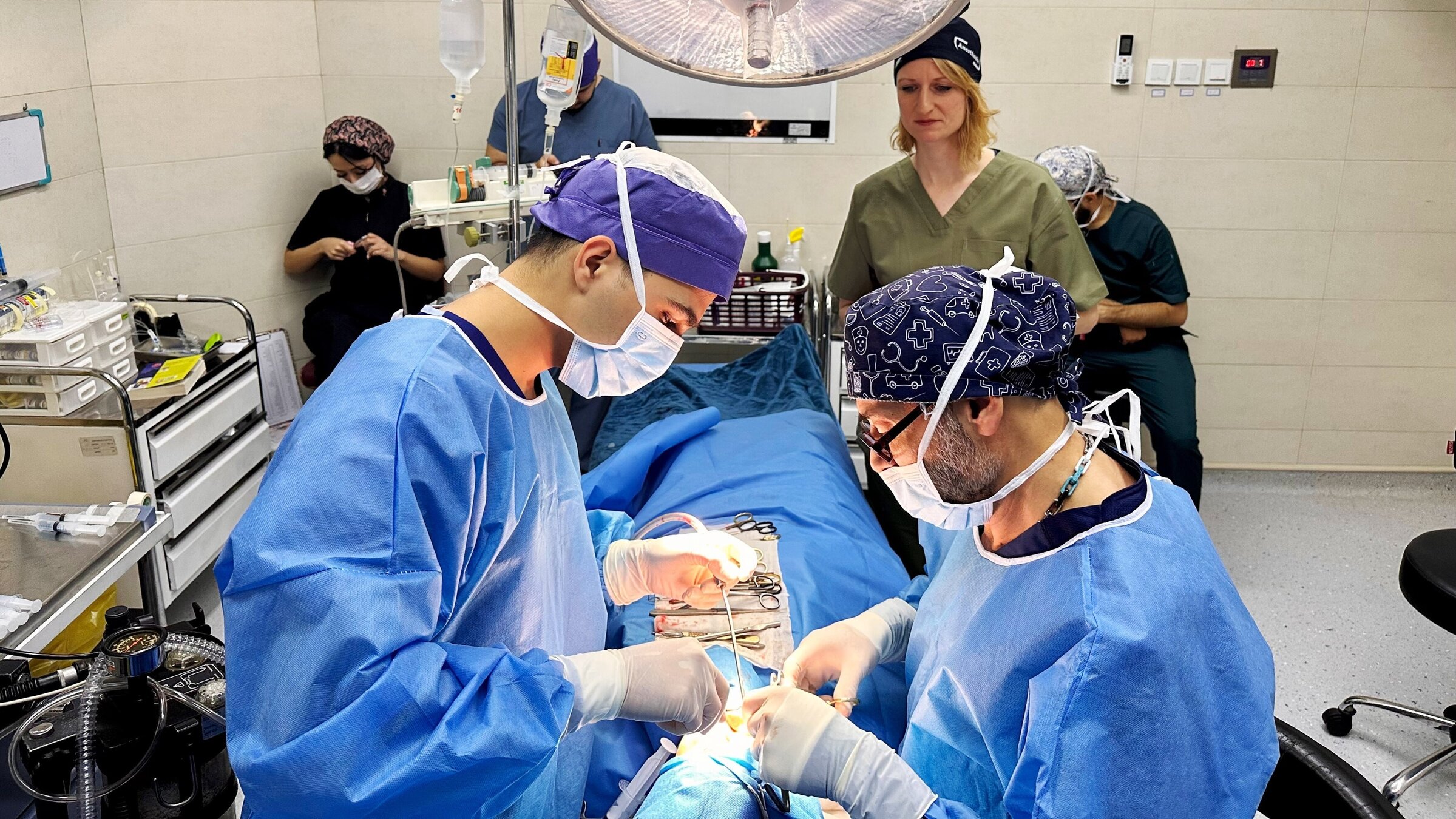 "Beauty-Wahn. Wer sagt, was schön ist?": Korrespondentin Katharina Wagner hat in Teheran eine junge Frau bei einer Nasen-OP begleitet.