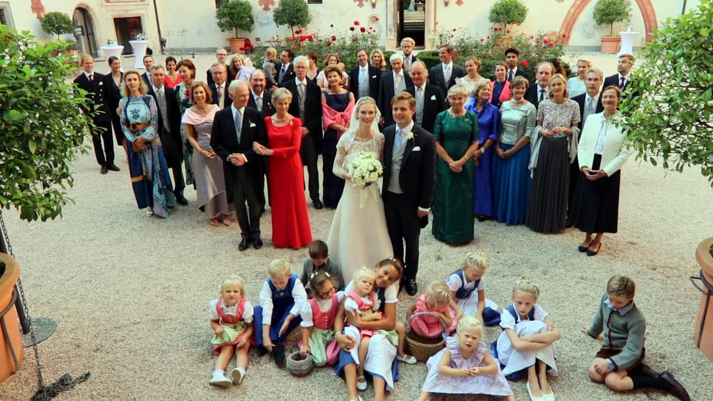 "Österreichs Adel unter sich - Von Hochzeiten und guten Partien": Hochzeitsgesellschaft in Schloss Tratzberg.