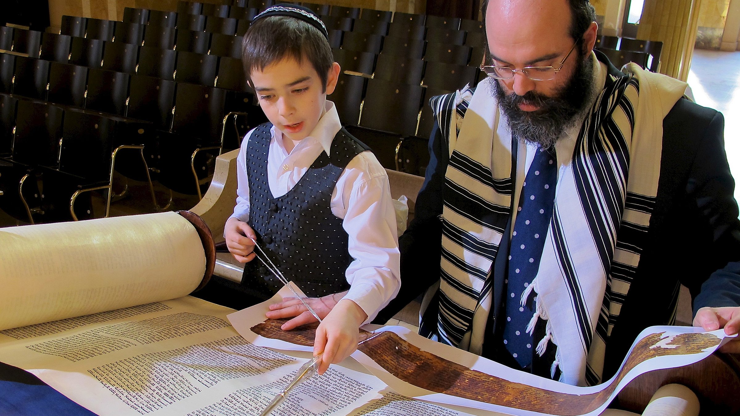 "Bibelrätsel - Die Macht der Zehn Gebote" - Rabbi Shlomo und sein Sohn Moti vergleichen den Text der Zehn Gebote (4Q Deut 81 und Thora von heute), in der Synagoge der Jüdischen Gemeinde Frankfurt am Main.