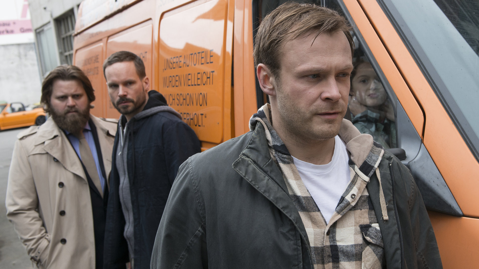 "Ein Fall für zwei - Der blinde Fleck": Erik Mohnkopf (Matthias Ziesing) vor einem Lieferwagen. Benni Hornberg (Antoine Monot, Jr.) und Leo Oswald (Wanja Mues) im Hintergrund.