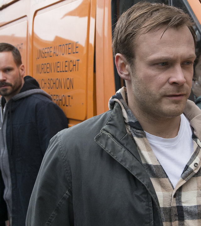 "Ein Fall für zwei - Der blinde Fleck": Erik Mohnkopf (Matthias Ziesing) vor einem Lieferwagen. Benni Hornberg (Antoine Monot, Jr.) und Leo Oswald (Wanja Mues) im Hintergrund.