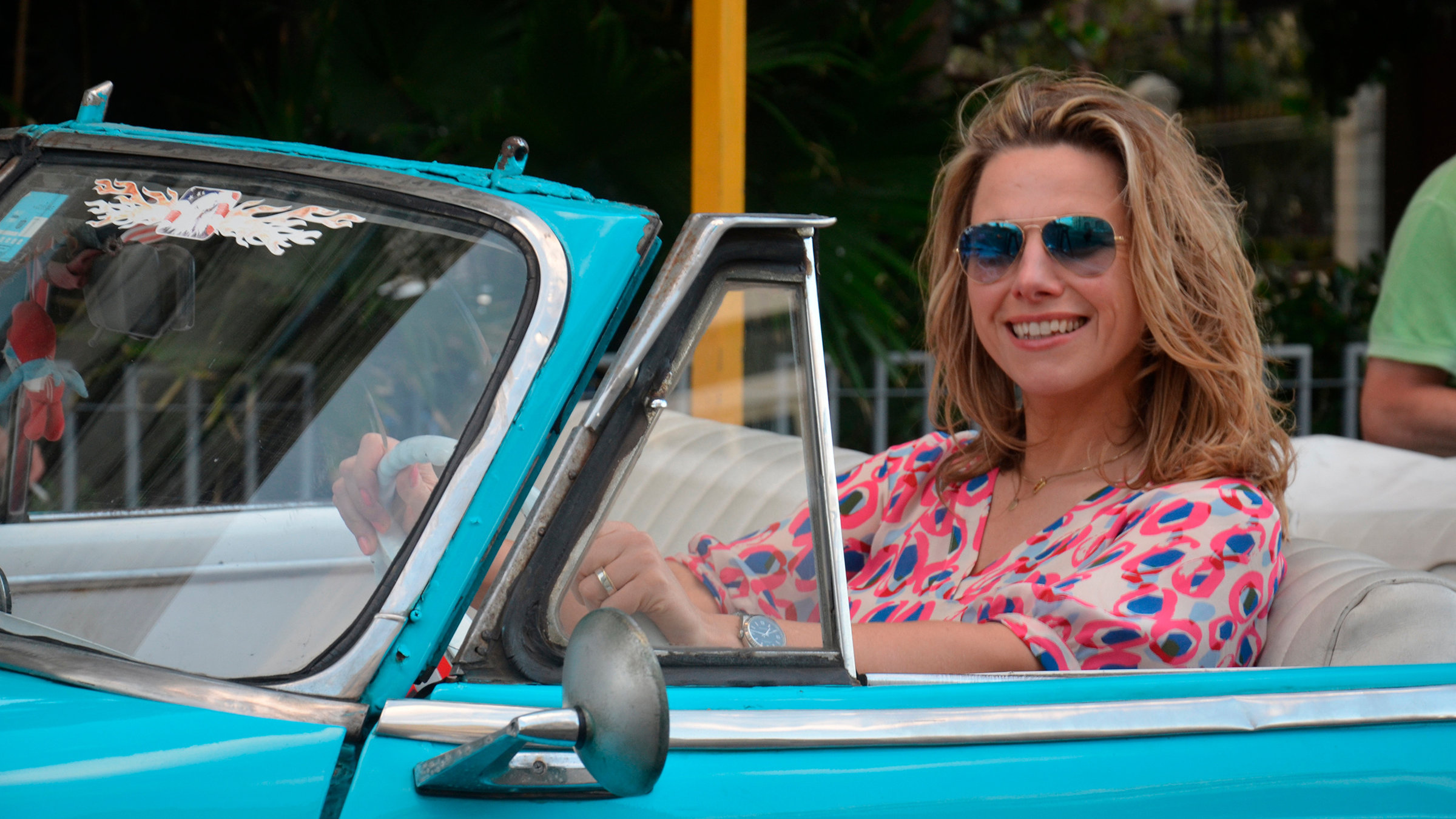 "Kuba auf eigene Faust": Moderatorin Andrea Grießmann im Auto