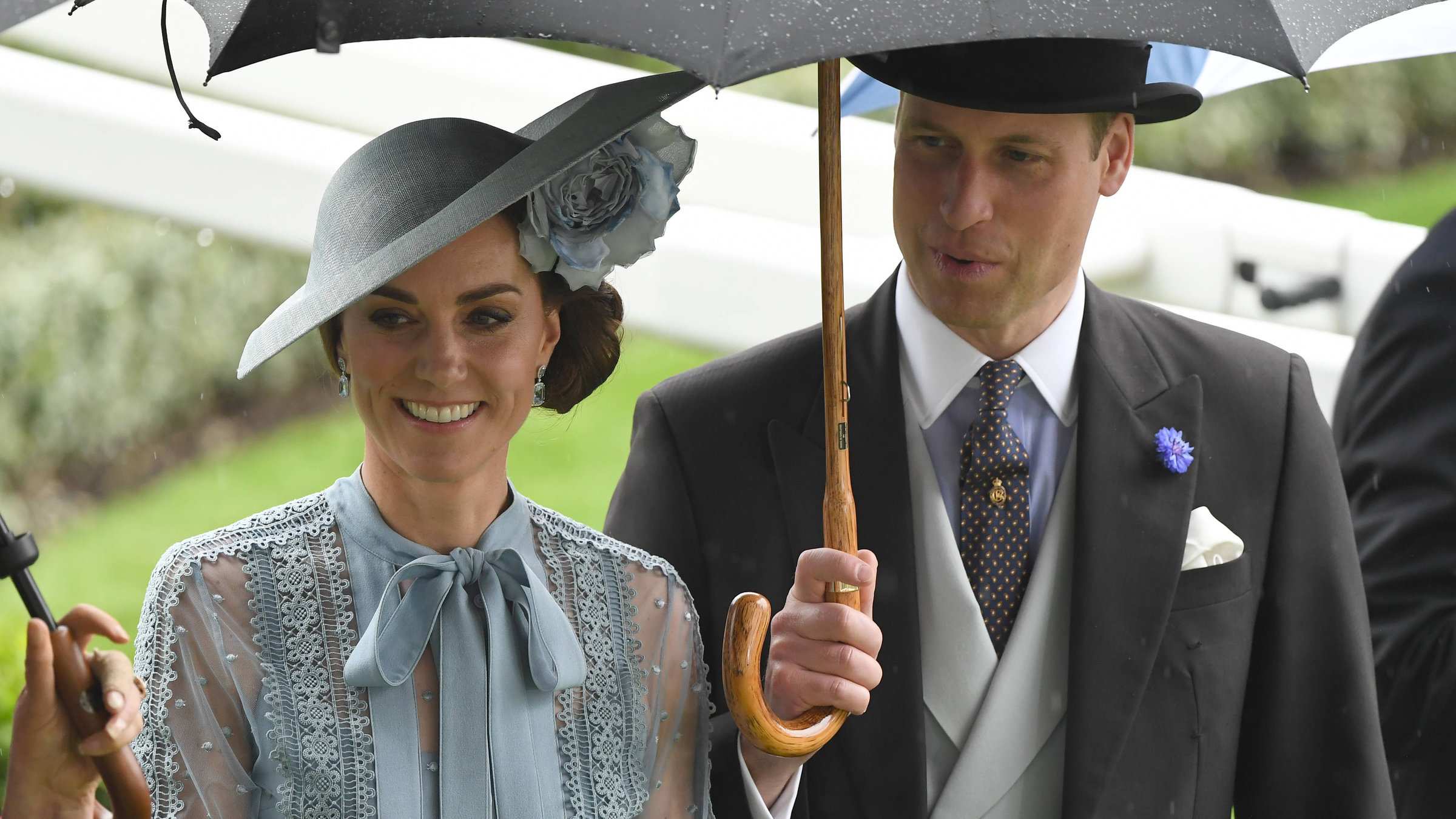 "ZDF-History: Powerpaare für die Krone": Kate und William von England unter einem Regenschirm.