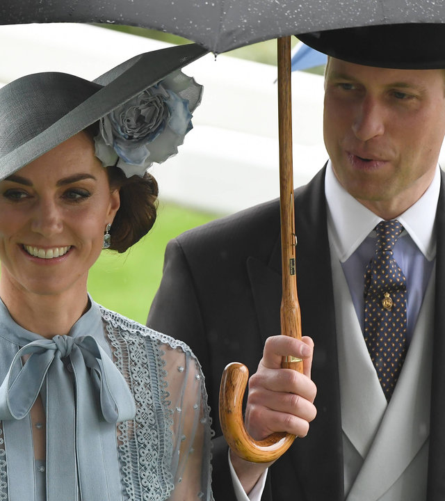 "ZDF-History: Powerpaare für die Krone": Kate und William von England unter einem Regenschirm.