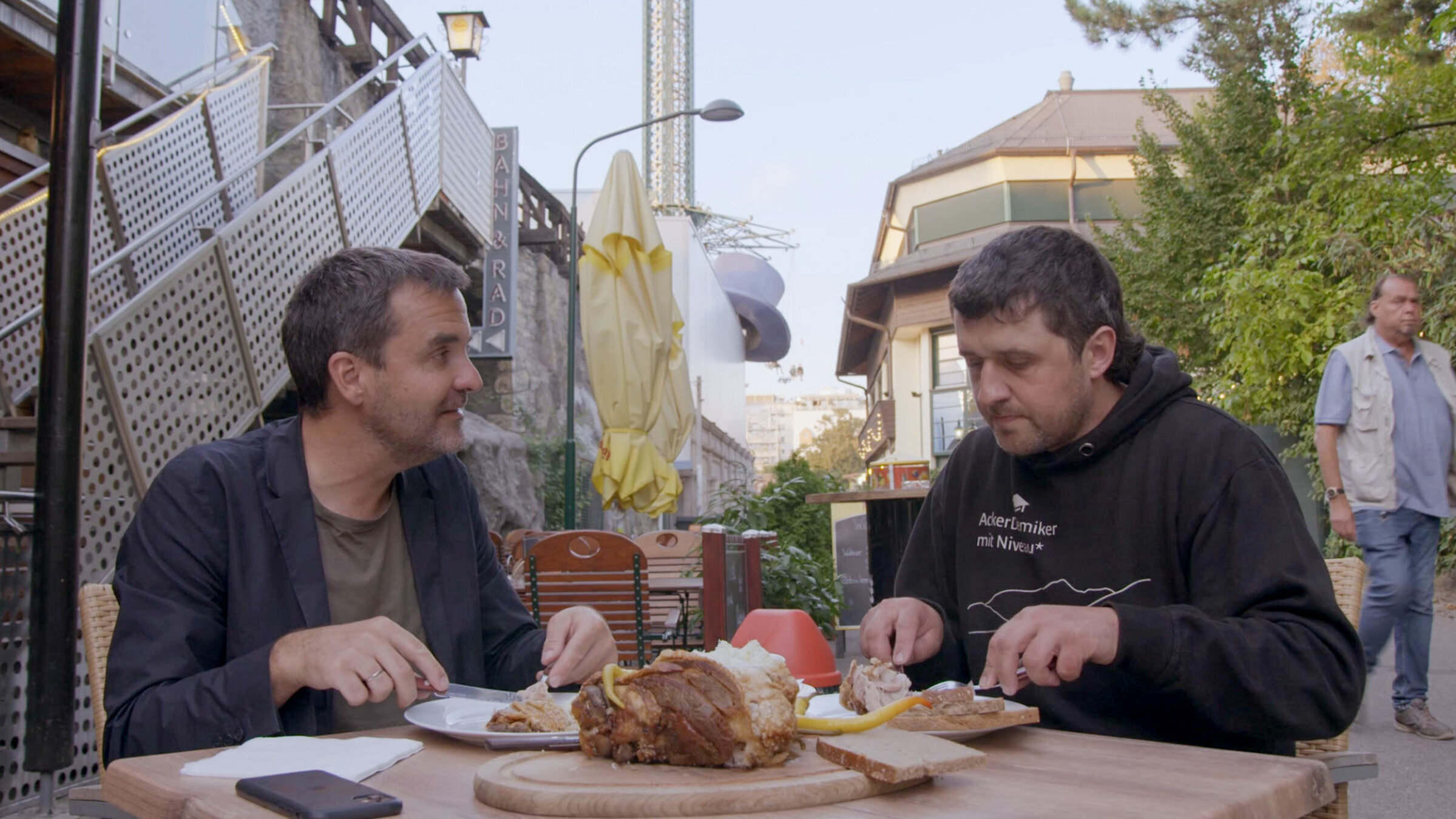 "Der Bauer und der Bobo": Florian Klenk und Christian Bachler beim Stelzenessen.