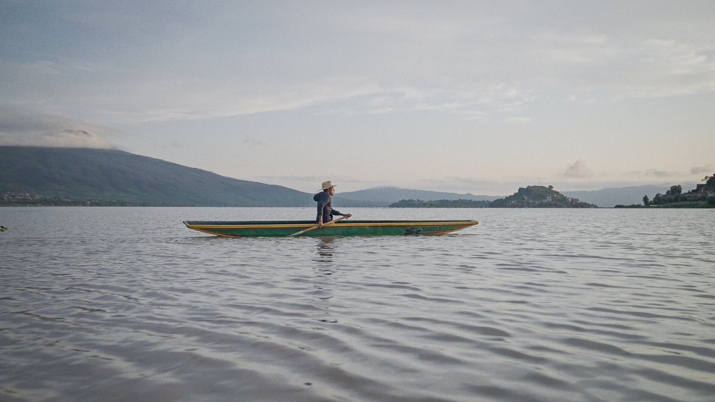 "Black Water Green Gold": Protagonist Carlos auf dem Pátzcuaro-See.