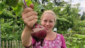 "Terra Xpress - Die neue Lust am Garten": Jenny Slupkowski steht in ihrem grünen Garten und hält frisch geerntetes Gemüse in die Kamera.