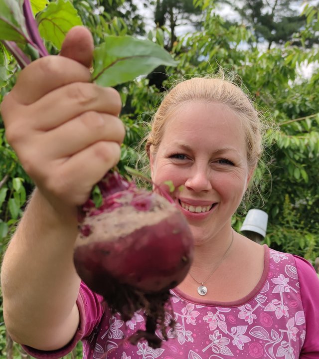 "Terra Xpress - Die neue Lust am Garten": Jenny Slupkowski steht in ihrem grünen Garten und hält frisch geerntetes Gemüse in die Kamera.