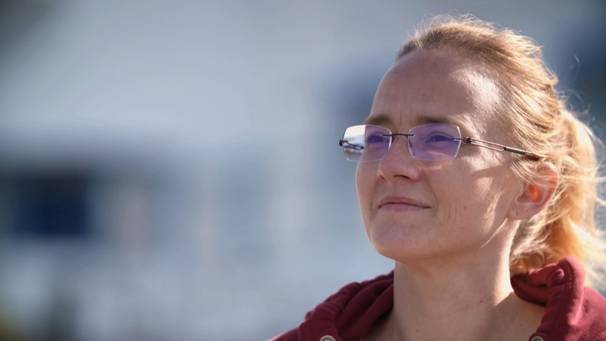 "Besonders normal - Auswandern mit Behinderung": Frau mit Brille schaut in die Ferne