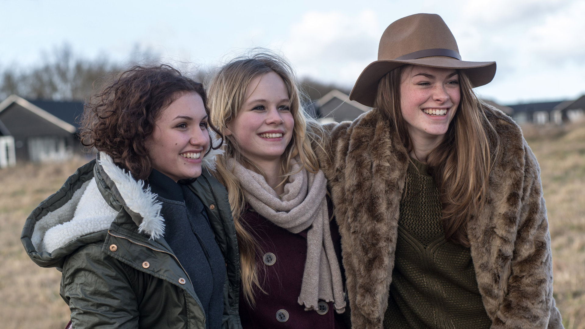 "Unter anderen Umständen - Das Versprechen": Liv (Pauline Rénevier), Fenja (Valeria Eisenbart) und Nele (Emilia Bernsdorf) albern am Strand herum.