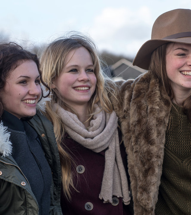"Unter anderen Umständen - Das Versprechen": Liv (Pauline Rénevier), Fenja (Valeria Eisenbart) und Nele (Emilia Bernsdorf) albern am Strand herum.