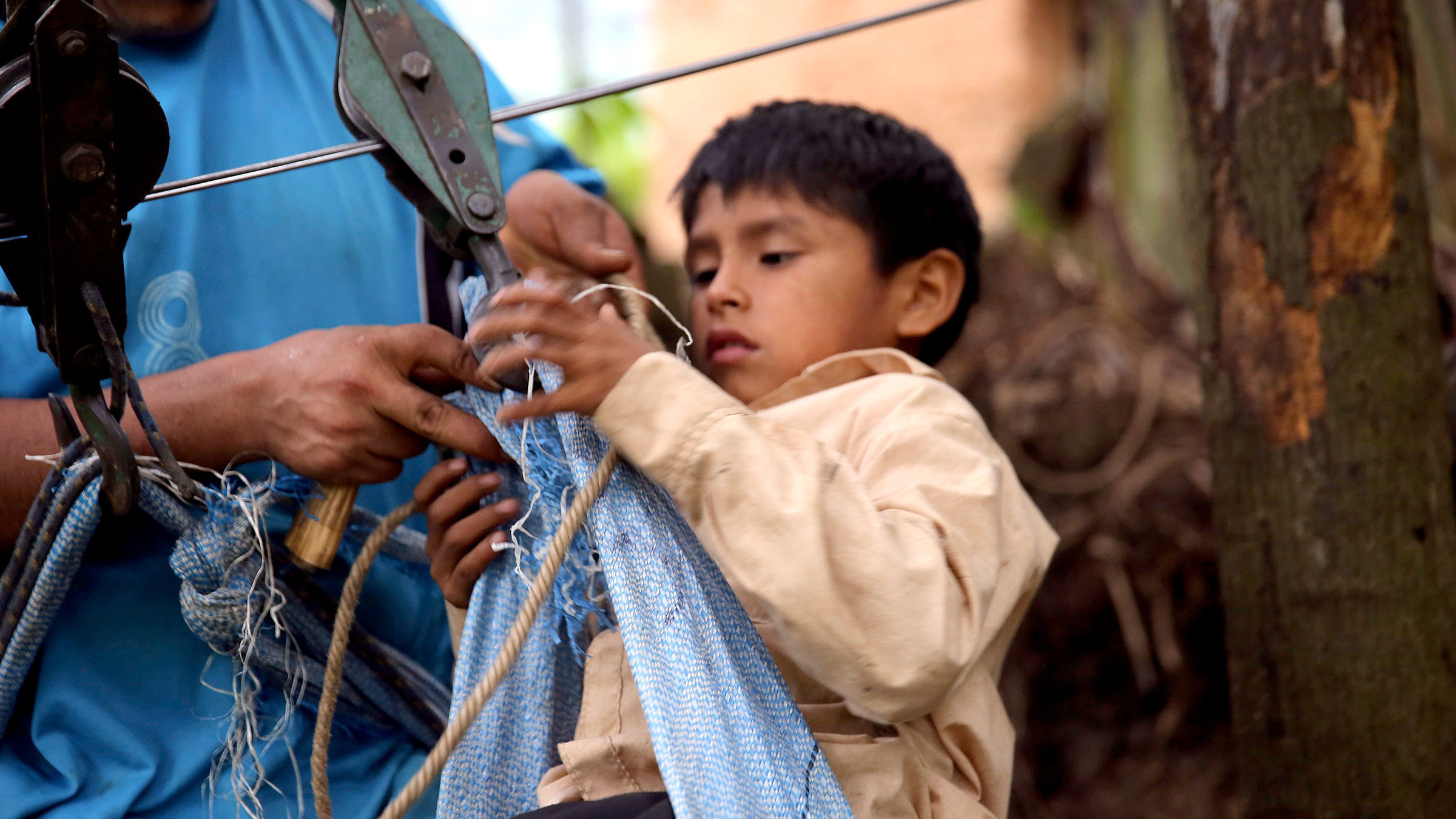"Die gefährlichsten Schulwege der Welt: Bolivien": Elmer hat sich an der Zipline schon einmal den Finger gebrochen. Doch für ihn gibt es keinen anderen Weg zur Schule.