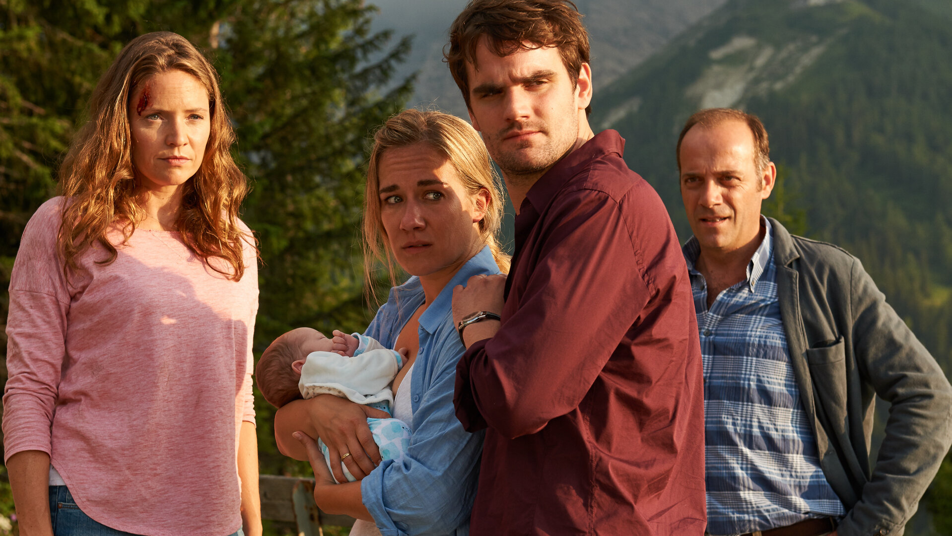 "Lena Lorenz - Spurlos verschwunden": Das Ehepaar Kathrin (Annina Hellenthal) und Herbie Draxler (Marian Kindermann) mit ihrem Säugling, daneben Lena Lorenz (Patricia Aulitzky) und Kommissar Gangl (Anton Algrang).